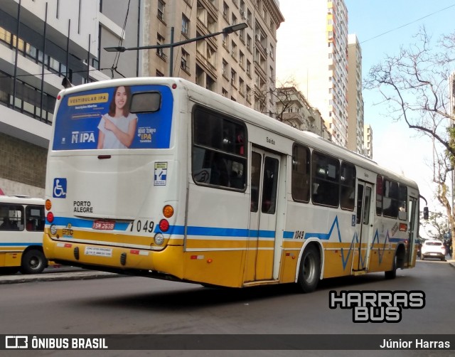 Trevo Transportes Coletivos 1049 na cidade de Porto Alegre, Rio Grande do Sul, Brasil, por Júnior Harras. Número da foto: #9187832.