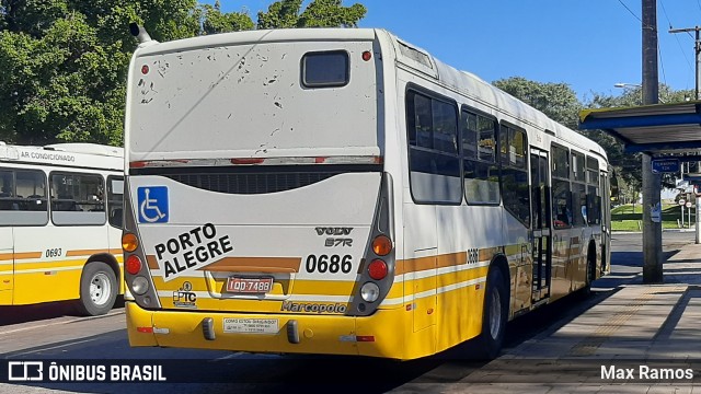 Companhia Carris Porto-Alegrense 0686 na cidade de Porto Alegre, Rio Grande do Sul, Brasil, por Max Ramos. Número da foto: #9134945.