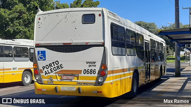 Companhia Carris Porto-Alegrense 0686 na cidade de Porto Alegre, Rio Grande do Sul, Brasil, por Max Ramos. ID da foto: 9134945.