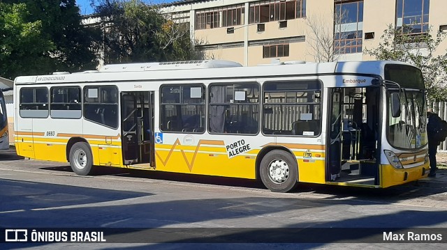 Companhia Carris Porto-Alegrense 0693 na cidade de Porto Alegre, Rio Grande do Sul, Brasil, por Max Ramos. Número da foto: #9134947.