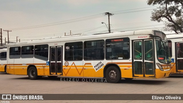Companhia Carris Porto-Alegrense 0734 na cidade de Porto Alegre, Rio Grande do Sul, Brasil, por Elizeu Oliveira. Número da foto: #9190207.