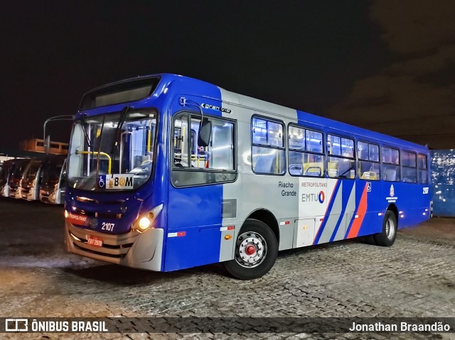 Viação Riacho Grande 2107 na cidade de São Bernardo do Campo, São Paulo, Brasil, por Jonathan Braandão. ID da foto: 9204080.