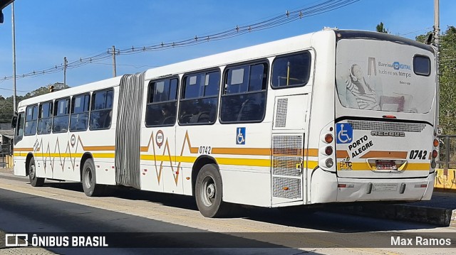Companhia Carris Porto-Alegrense 0742 na cidade de Porto Alegre, Rio Grande do Sul, Brasil, por Max Ramos. Número da foto: #9140300.
