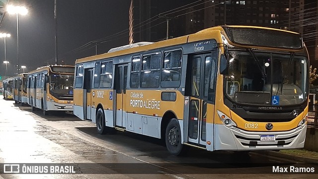 Companhia Carris Porto-Alegrense 0082 na cidade de Porto Alegre, Rio Grande do Sul, Brasil, por Max Ramos. Número da foto: #9142039.