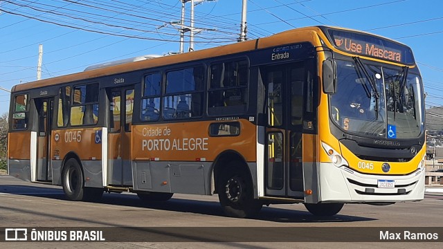 Companhia Carris Porto-Alegrense 0045 na cidade de Porto Alegre, Rio Grande do Sul, Brasil, por Max Ramos. ID da foto: 9155942.