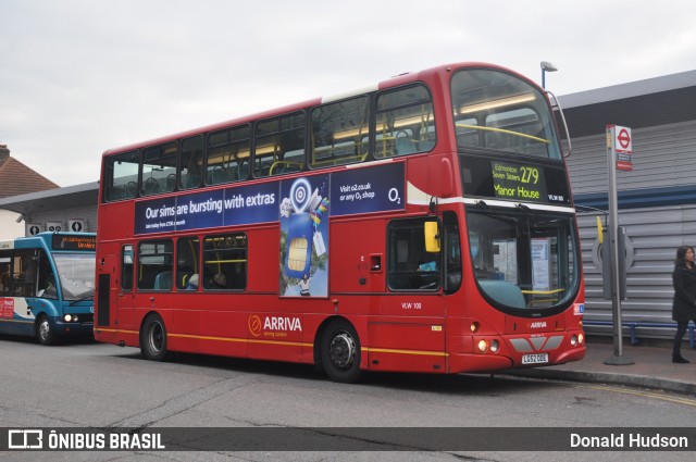 Arriva VLW100 na cidade de Waltham Cross, Hertfordshire, Inglaterra, por Donald Hudson. Número da foto: #9286083.