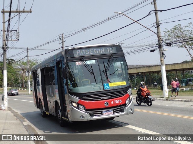 Pêssego Transportes 4 7075 na cidade de São Paulo, São Paulo, Brasil, por Rafael Lopes de Oliveira. Número da foto: #9291727.