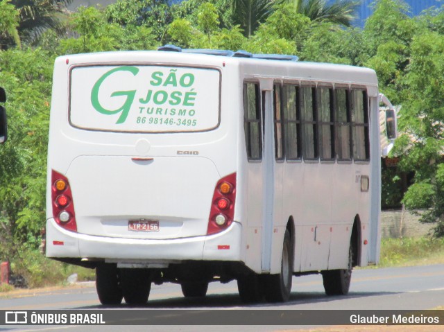 Ônibus Particulares 2156 na cidade de Altos, Piauí, Brasil, por Glauber Medeiros. Número da foto: #9298360.