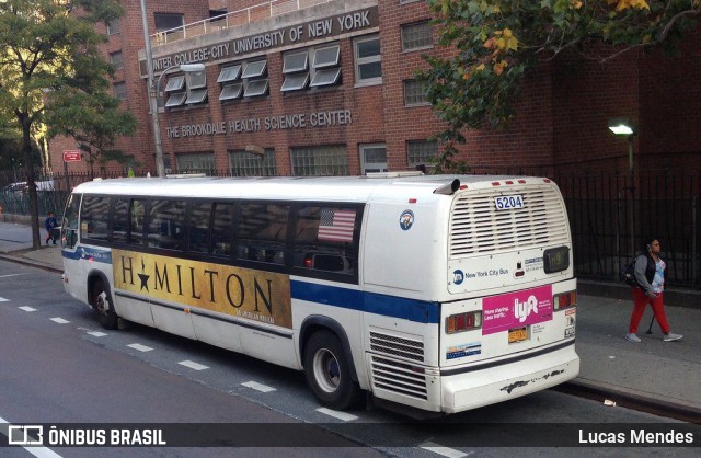 MTA New York City 5204 na cidade de Bronx, New York, Estados Unidos, por Lucas Mendes. Número da foto: #9298717.