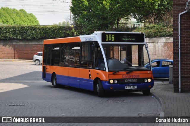 Centrebus 351 na cidade de Welwyn Garden City, Hertfordshire, Inglaterra, por Donald Hudson. ID da foto: 9232757.