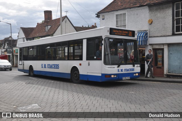 S. M. Coaches  na cidade de Ongar, Essex, Inglaterra, por Donald Hudson. ID da foto: 9246005.