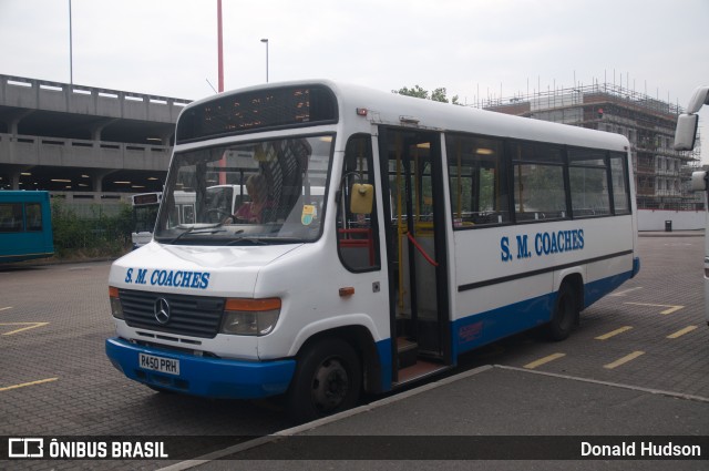 S. M. Coaches  na cidade de Harlow, Essex, Inglaterra, por Donald Hudson. Número da foto: #9246020.